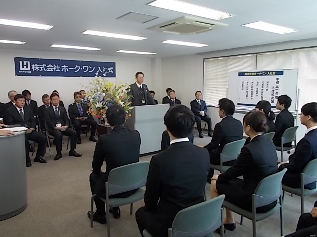 社会人としてもマナーと実務研修。