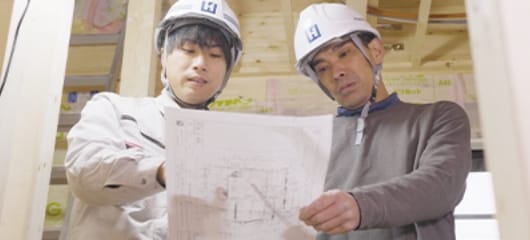 現場で職人や業者と打ち合わせ