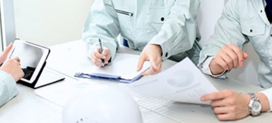 部下との打ち合わせで現場管理状況確認